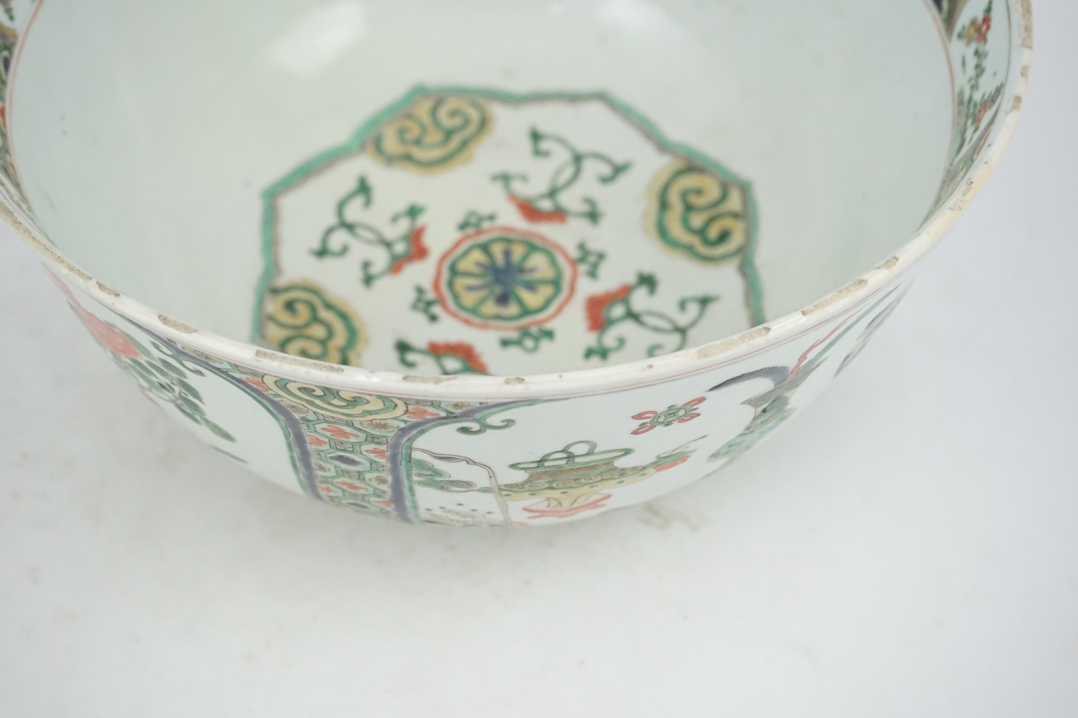 A large Chinese famille verte bowl, Kangxi period (1662-1722)